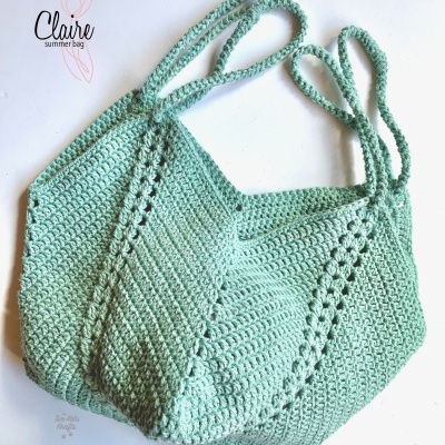 Bolsa de croché verde água com alças trançadas e padrão texturizado