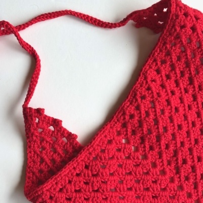 Top crochet vermelho com padrão quadrado e alças finas