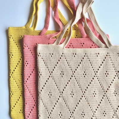 Três sacos de malha de algodão coloridos com padrão geométrico