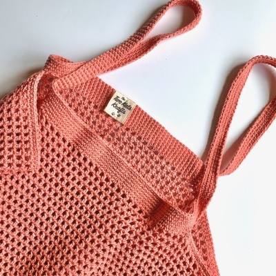 Top de malha rosa coral com alças finas e etiqueta 'Too Late to Knit'
