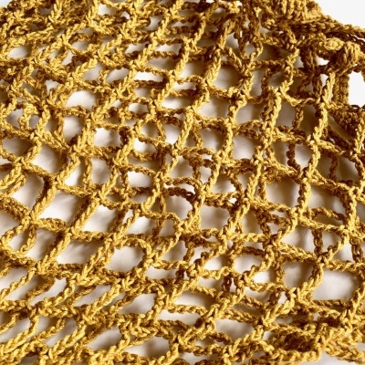 Tecido amarelo de malha aberta com textura grossa