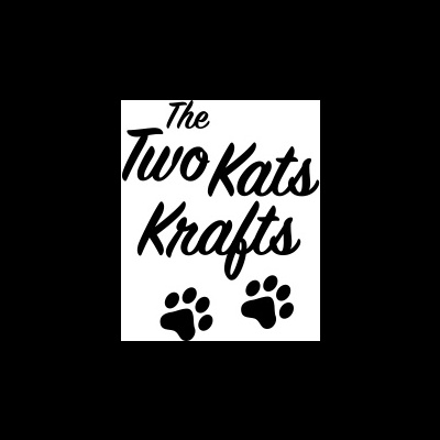 Texto 'The Two Kats Krafts' com duas pegadas de patas pretas em fundo branco