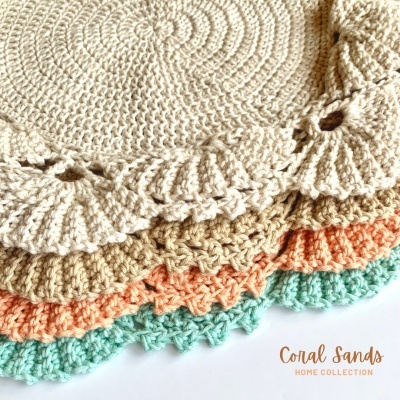 Bases redondas de crochê em várias cores e padrões com texto Coral Sands HOME COLLECTION