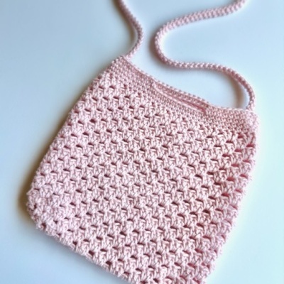 Bolsa de croché rosa claro com padrão de malha