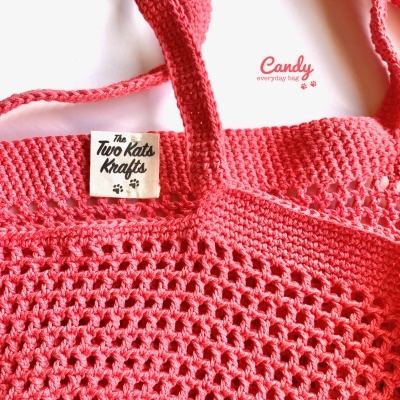 Bolsa cor-de-rosa de crochet com etiqueta 'The Two Kats Krafts'