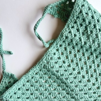 Top de croché verde-água com tiras finas
