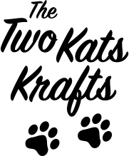 Texto 'The Two Kats Krafts' com duas pegadas de patas pretas em fundo branco