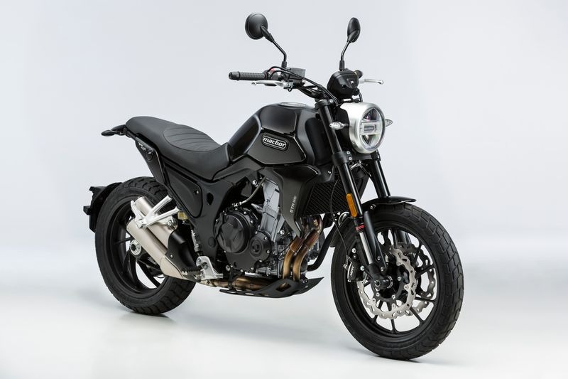 MACBOR EIGHT MILE 500 STREET Motocicleta preta moderna com farol LED e pneus largos em fundo branco