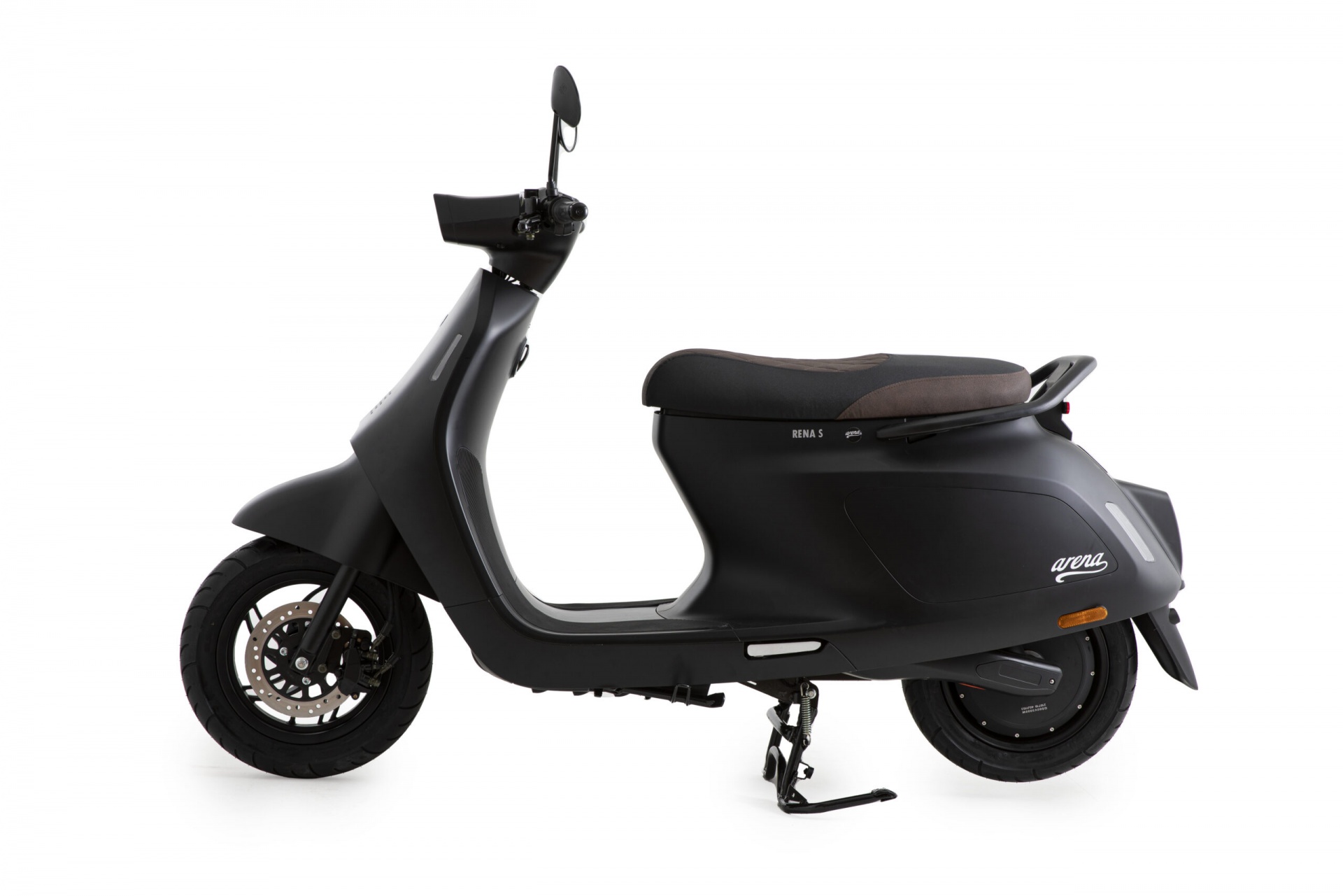 ARENA RENA S PRETO MATE Scooter elétrica preta com assento castanho em fundo branco