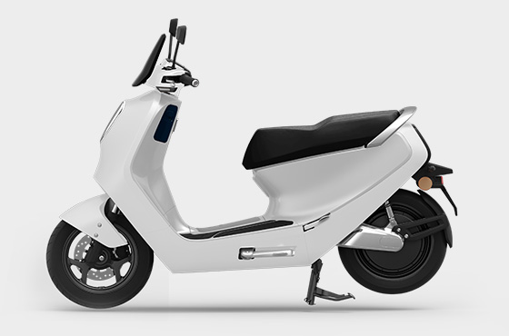 YADEA C1S Motociclo elétrico branco com assento preto e rodas pretas