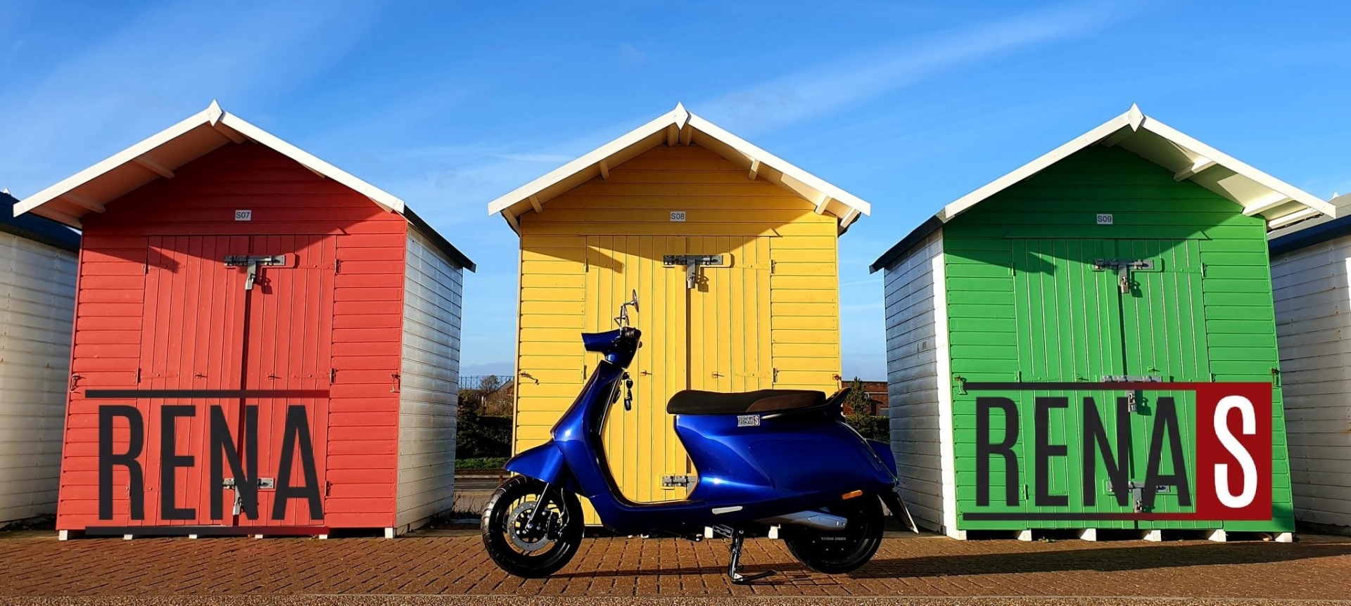 Três cabanas de praia coloridas com uma mota azul em frente