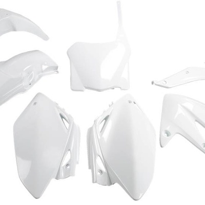 Peças plásticas brancas para motocicleta em fundo branco