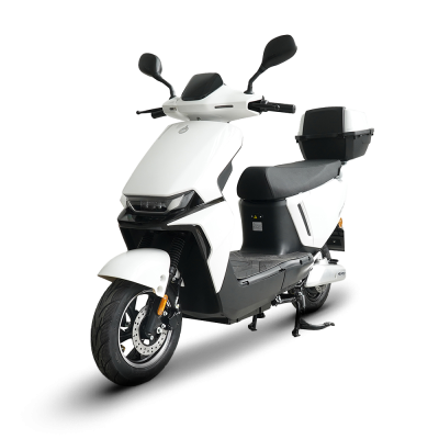 Moto elétrica branca com caixa preta atrás e retrovisores