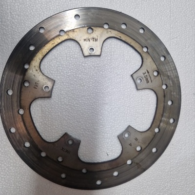 Disco de travão redondo em metal prateado com furos e texto impresso