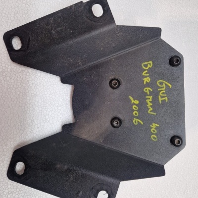 Peça metálica preta com texto Givi Burgman 400 2006 em texto amarelo.