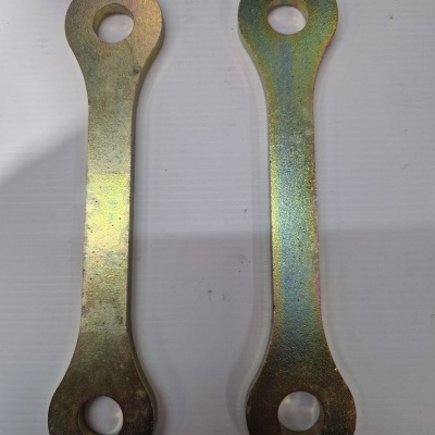 Dois elos metálicos prateados com orifícios circulares