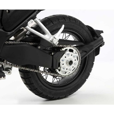 Roda traseira de motocicleta preta com corrente e disco de freio
