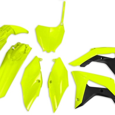 Peças plásticas amarelas para moto, com detalhes a preto, em fundo branco