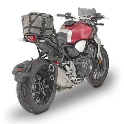 Motocicleta vermelha com saco cinzento no suporte traseiro