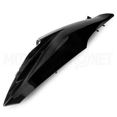 Peça automática preta e brilhante sobre fundo branco