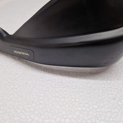 Proteção de mão preta para motocicleta com logo Kappa em superfície branca.