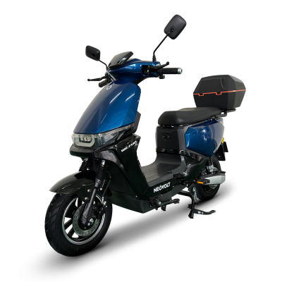 Scooter elétrica azul e preta com mala traseira