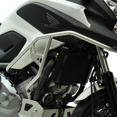 Moto Honda branca e preta com farol e estrutura metálica