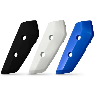 Três capas plásticas triangulares em preto, branco e azul com dois furos cada sobre fundo branco.