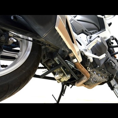 Parte inferior de uma mota preta com componentes metálicos e roda cinza prateada