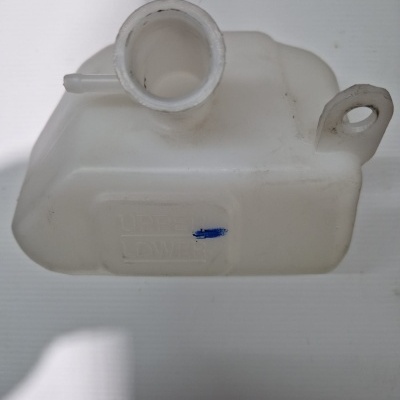Depósito plástico branco translúcido com tubo de enchimento e suporte lateral