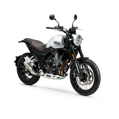 Motocicleta branca com banco castanho e detalhes em preto