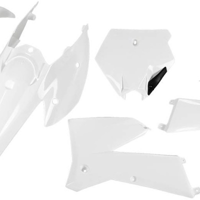 Peças plásticas brancas para moto num fundo branco