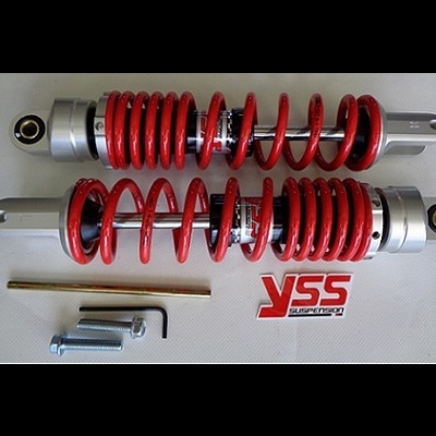 Par de amortecedores YSS vermelhos e metálicos com acessórios sobre fundo claro