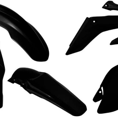 Conjunto de peças plásticas pretas para mota sobre fundo branco