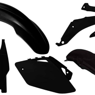 Peças plásticas pretas para moto em fundo branco