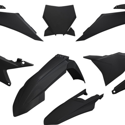 Conjunto de peças plásticas pretas para motocicleta sobre fundo branco