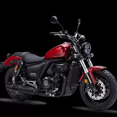 Motocicleta vermelha com assento preto em fundo preto