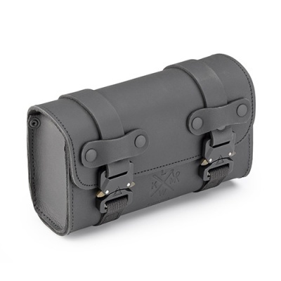 Bolsa preta compacta com fechos metálicos e decoração em baixo relevo