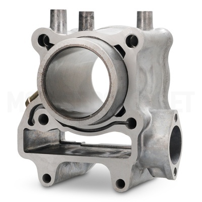 Componente metálico cinza com orifícios circulares sobre fundo branco