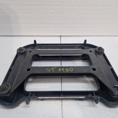 Peça metálica preta com parafusos e inscrição ST 1100