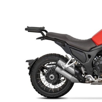 Roda traseira de mota com pneu preto e escape metalizado, assento preto e depósito vermelho