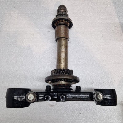 Peça mecânica metálica com engrenagem e estrutura preta