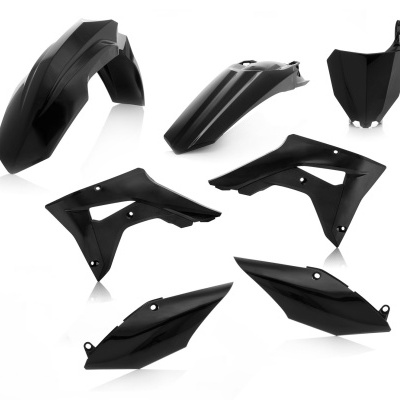 Peças de carroçaria de motocicleta em plástico preto sobre fundo branco