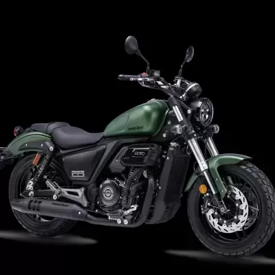 Motocicleta verde com detalhes pretos e metálicos num fundo preto