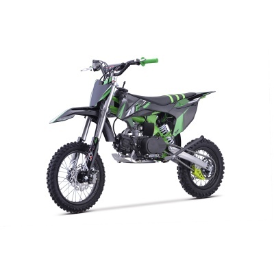 Motocross preta e verde com pneus de cravos em fundo branco