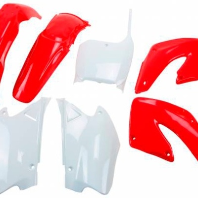 Peças de plástico vermelho e branco para mota ou bicicleta sobre fundo branco