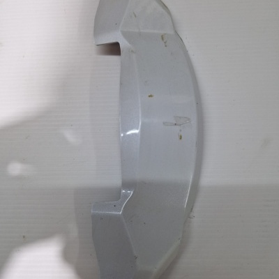 Peça metálica cinzenta curvada com abas de fixação sobre fundo branco