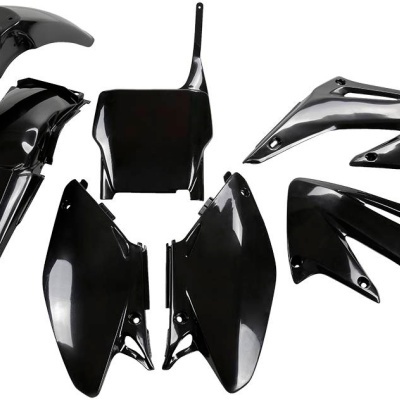 Peças plásticas pretas brilhantes para mota, sobre fundo branco