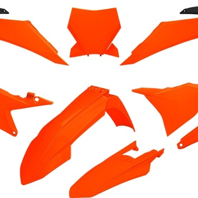 Peças de carenagem laranja para motocicleta sobre fundo branco