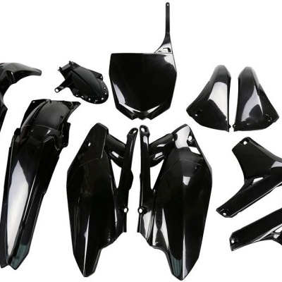 Peças plásticas pretas para motocicleta em fundo branco